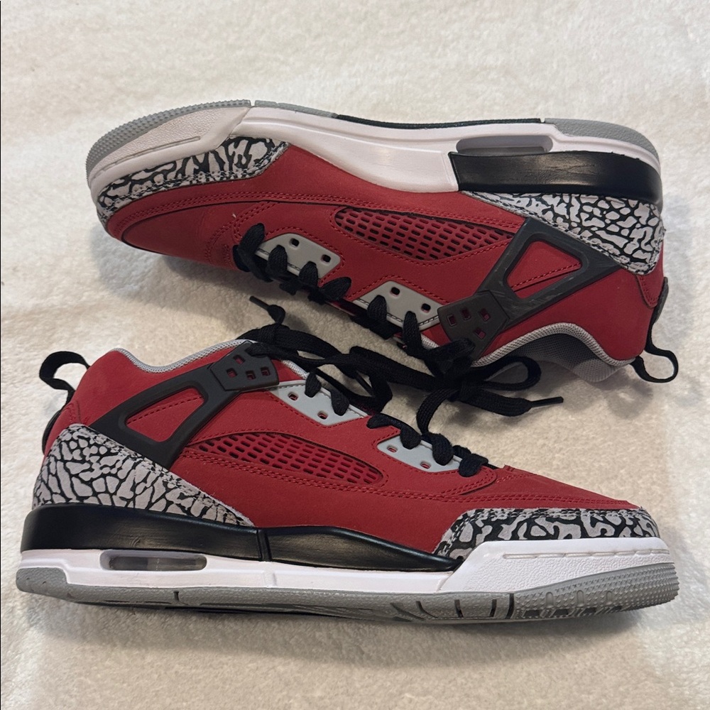 Jordan boys size 7 Red and Black Sneakers with Patterned‎ Trim - Picture 3 of 6